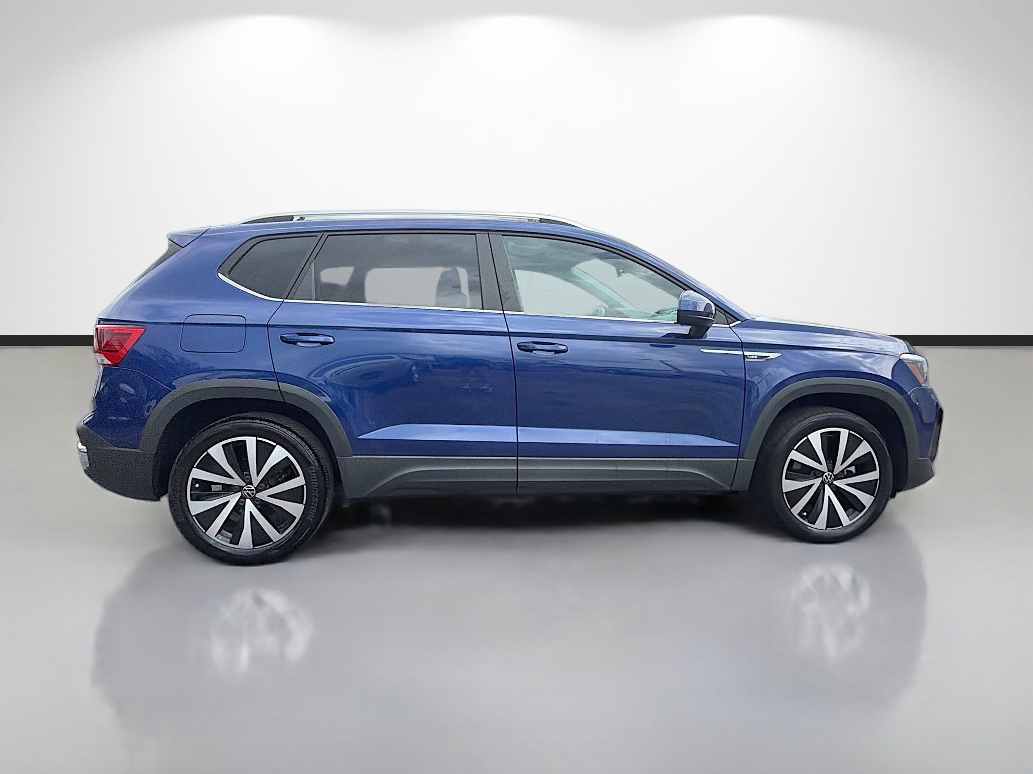 Used 2022 Volkswagen Taos SE FWD image 2