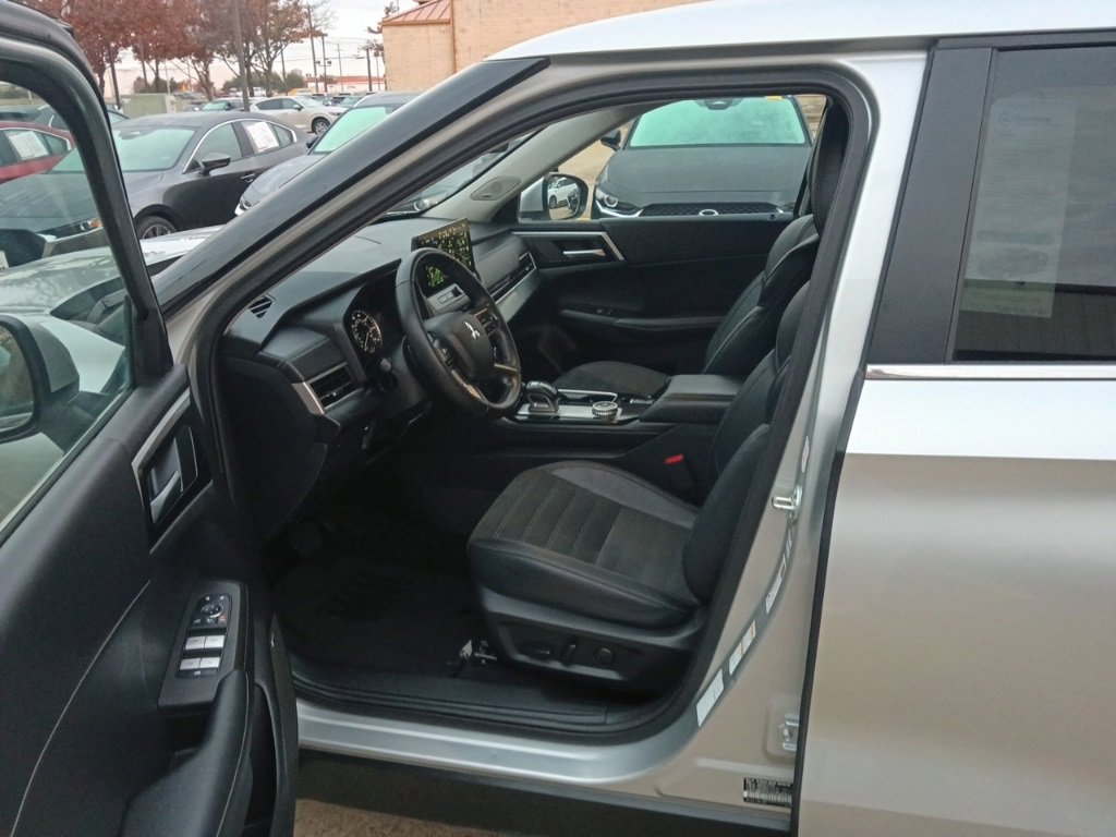 Used 2025 Mitsubishi Outlander SE image 3