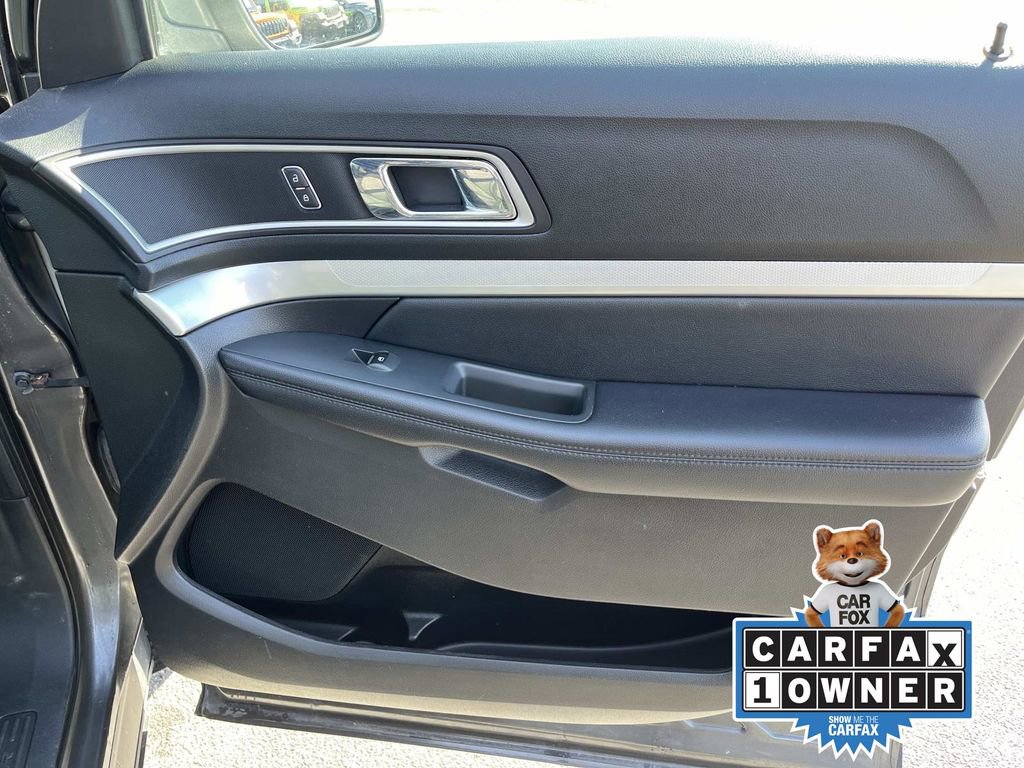 Used 2017 Ford Explorer XLT image 23