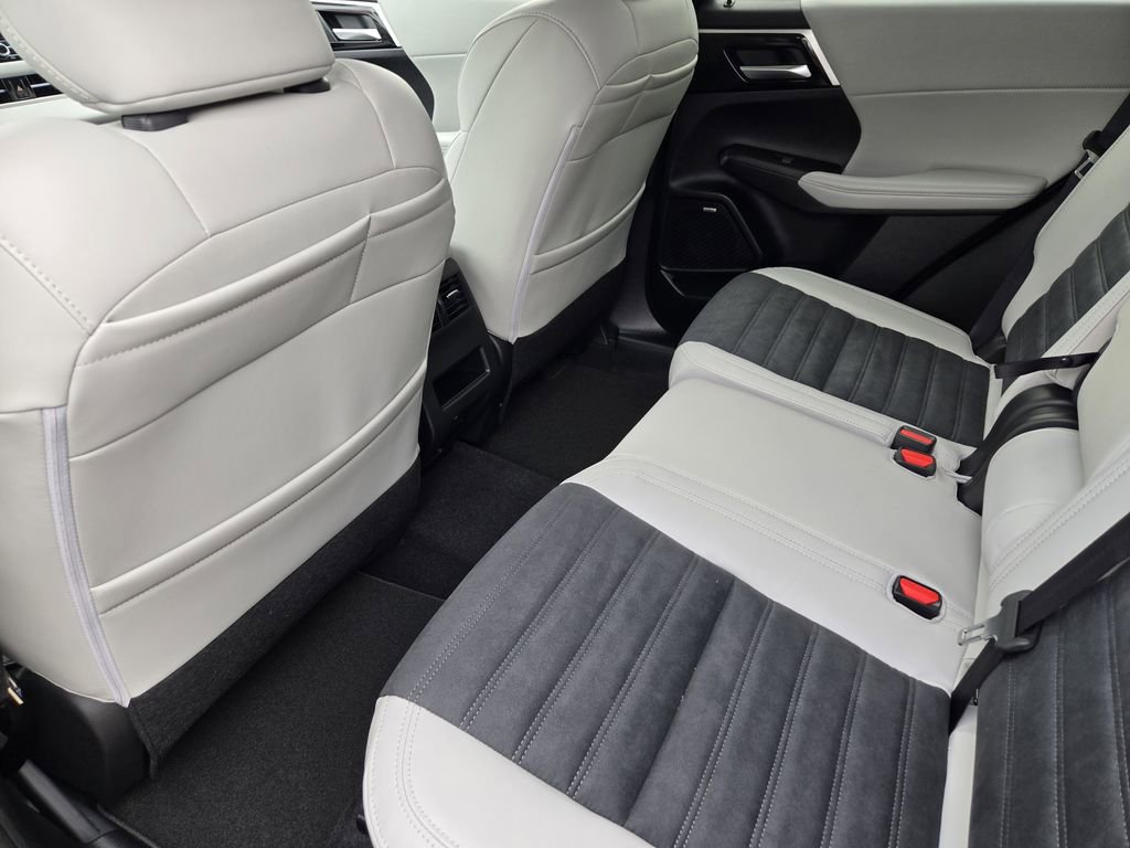 New 2026 Mitsubishi Outlander LE image 21