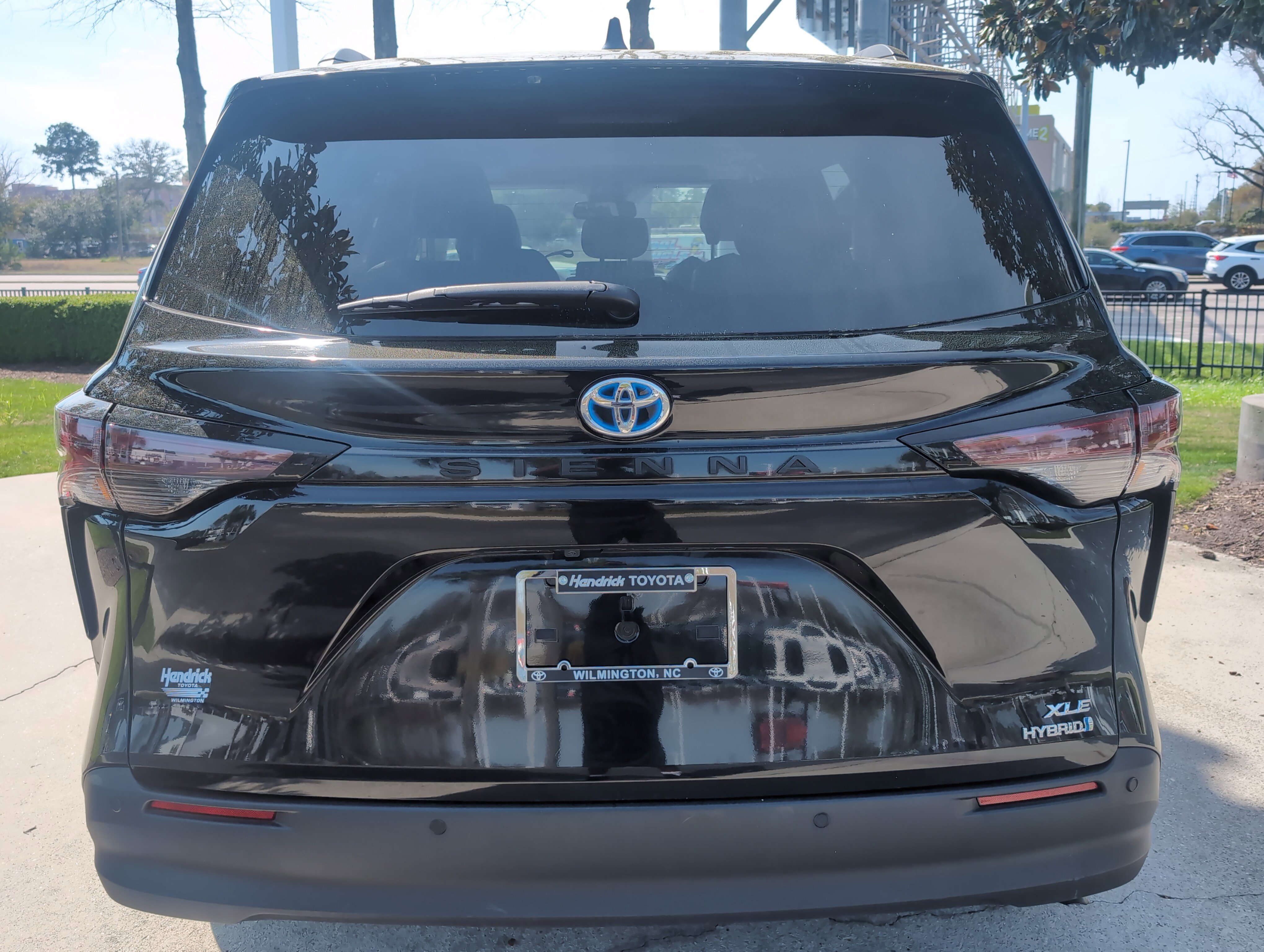 Certified 2024 Toyota Sienna XLE FWD image 9