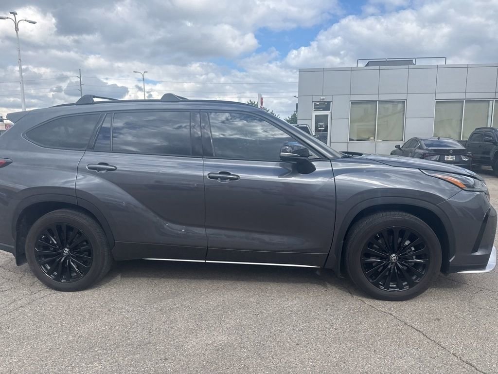 Used 2023 Toyota Highlander XSE FWD image 2