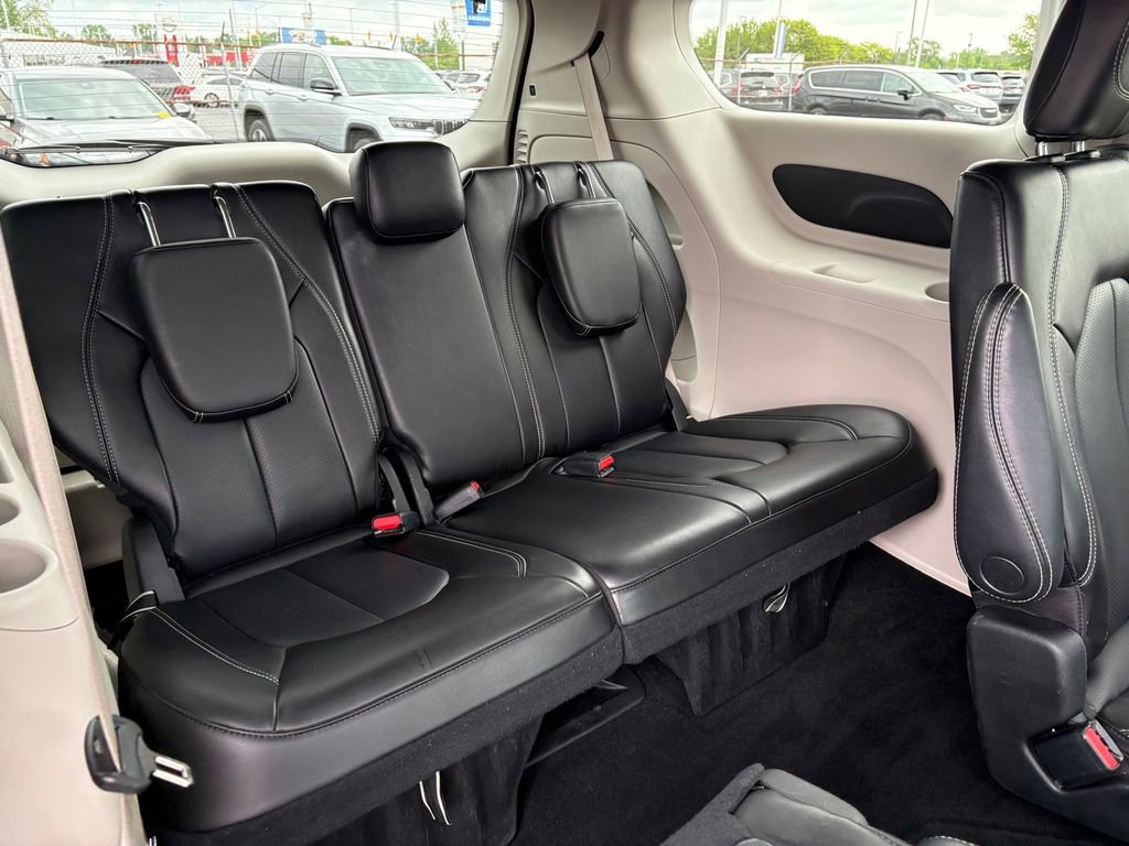 Used 2023 Chrysler Pacifica Touring-L FWD image 13