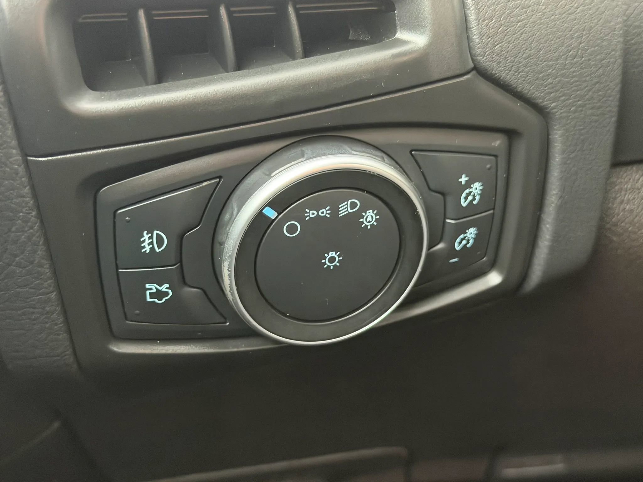 Used 2017 Ford Focus Titanium FWD image 32