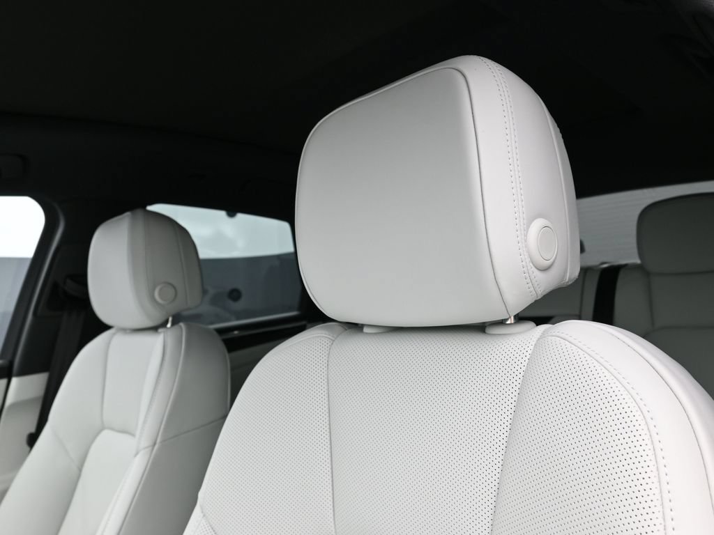 Certified 2026 Porsche Macan AWD/4WD image 17