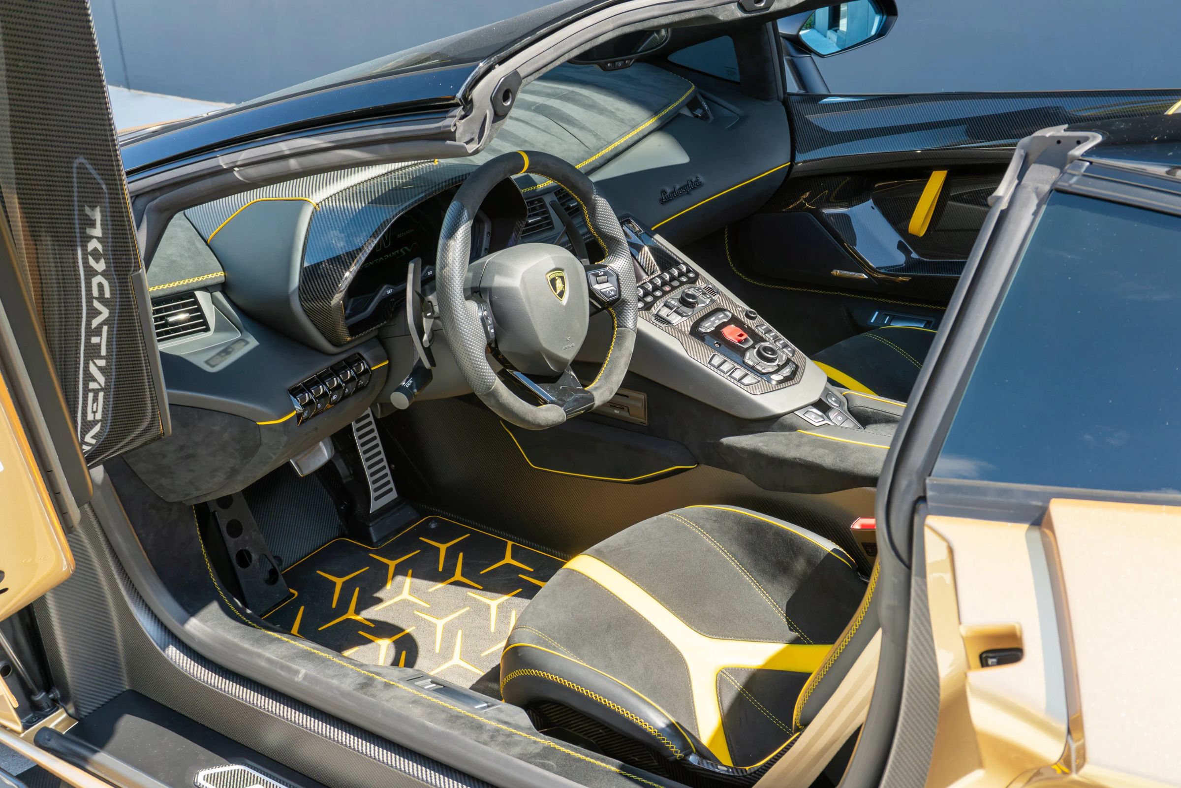 Used 2020 Lamborghini Aventador SVJ AWD/4WD image 14