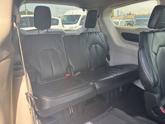 Used 2023 Chrysler Pacifica Touring-L FWD image 13