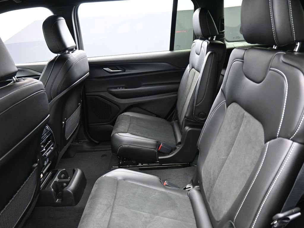 New 2025 Jeep Grand Cherokee L Altitude image 12