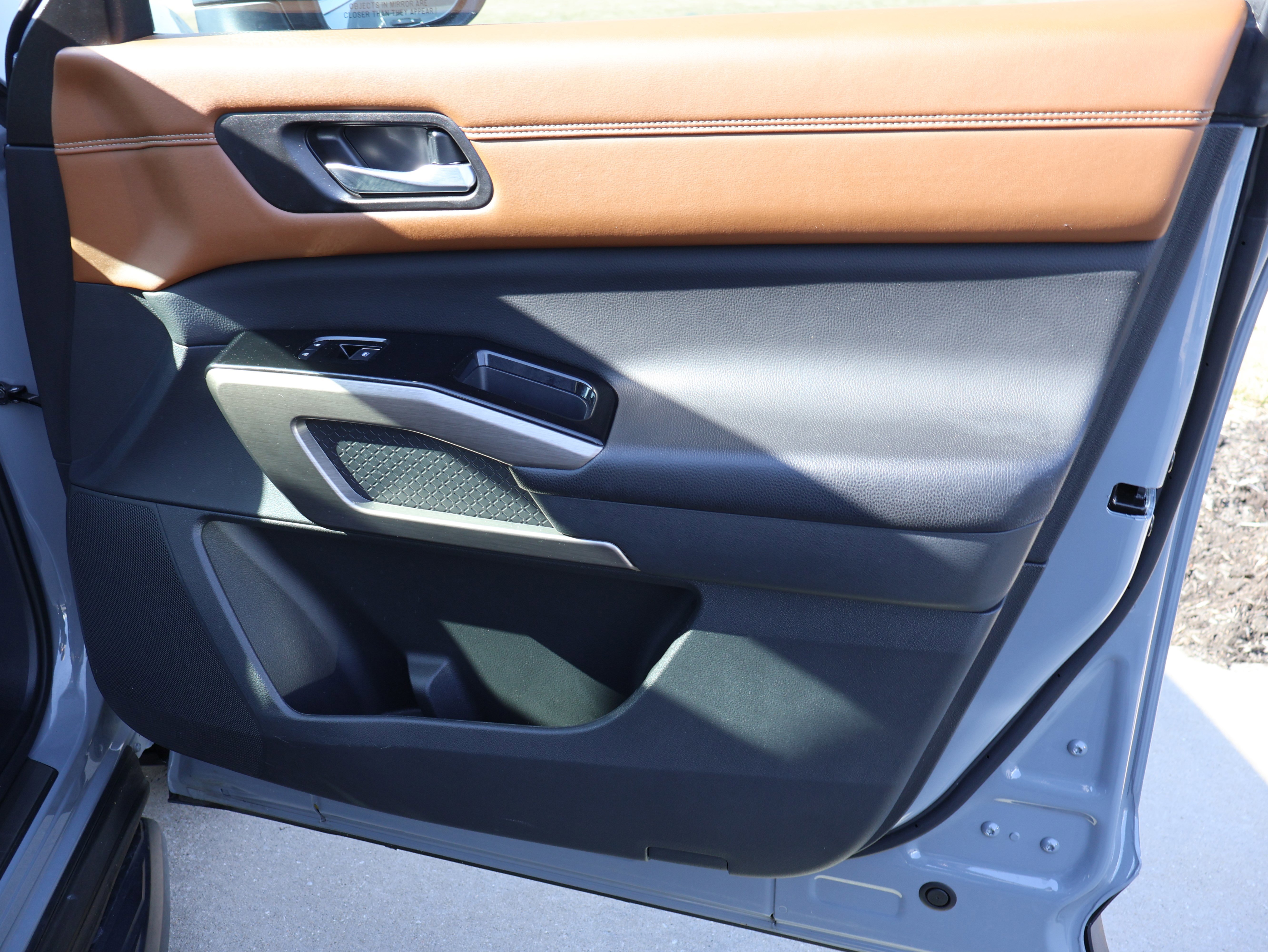 Used 2023 Nissan Pathfinder Platinum w/ Lighting Package (N93) image 9