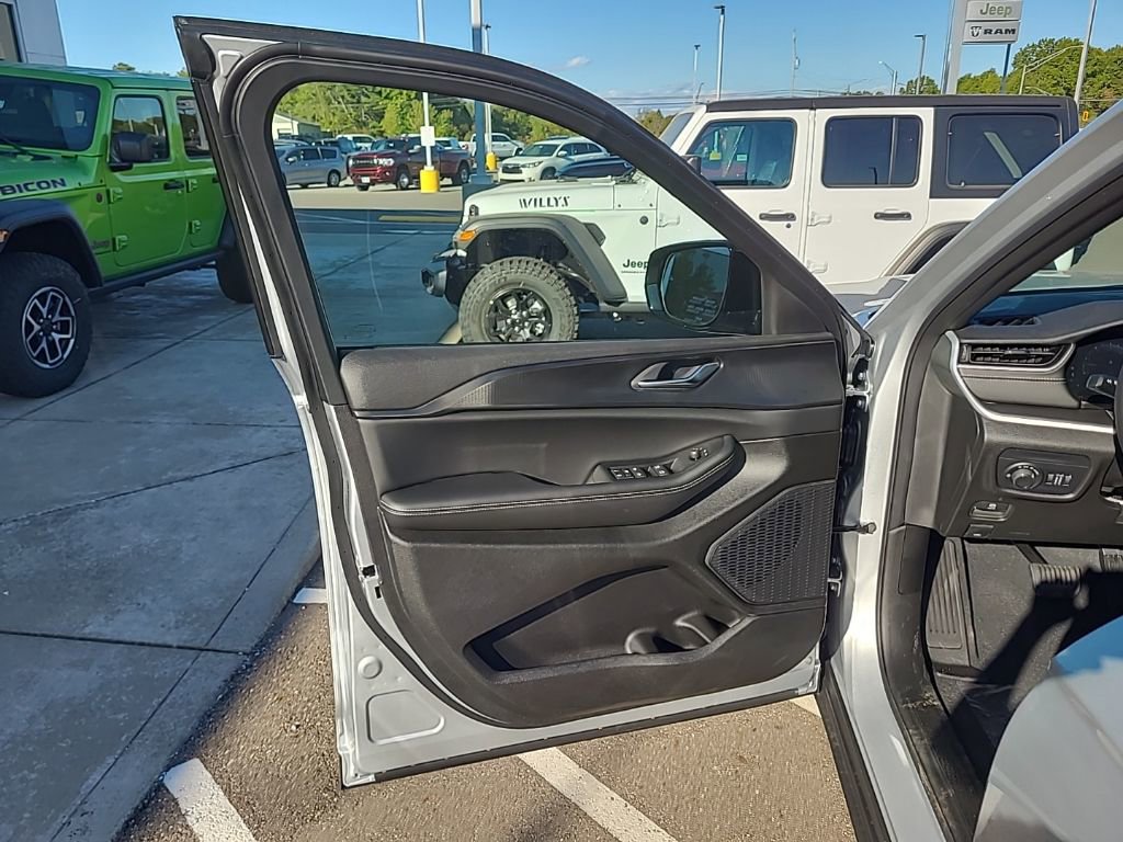 New 2025 Jeep Grand Cherokee L Altitude image 9