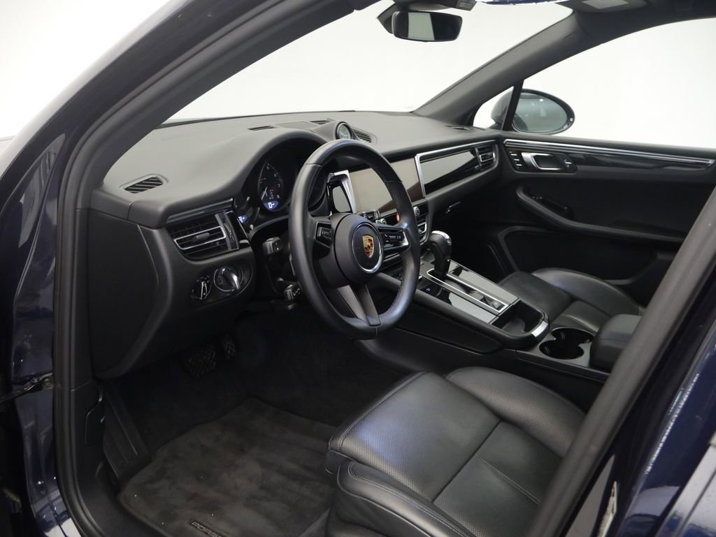 Certified 2023 Porsche Macan image 4