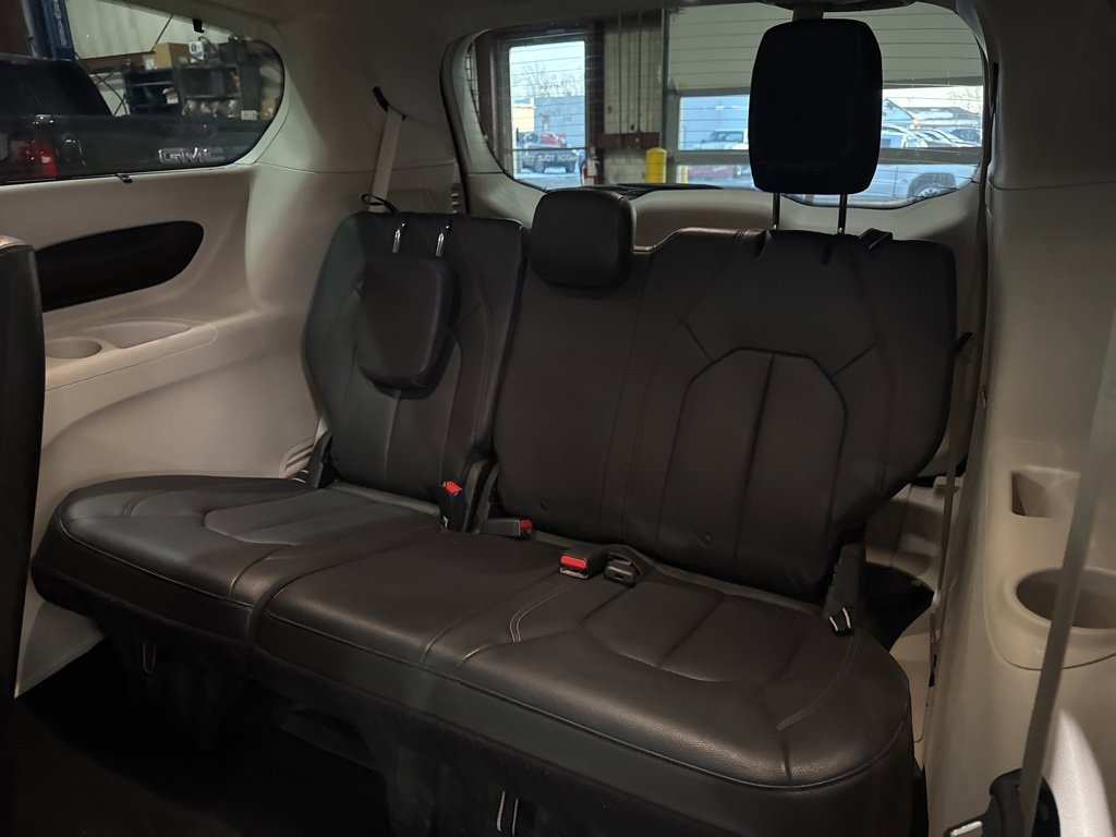 Used 2020 Chrysler Pacifica Touring-L image 33