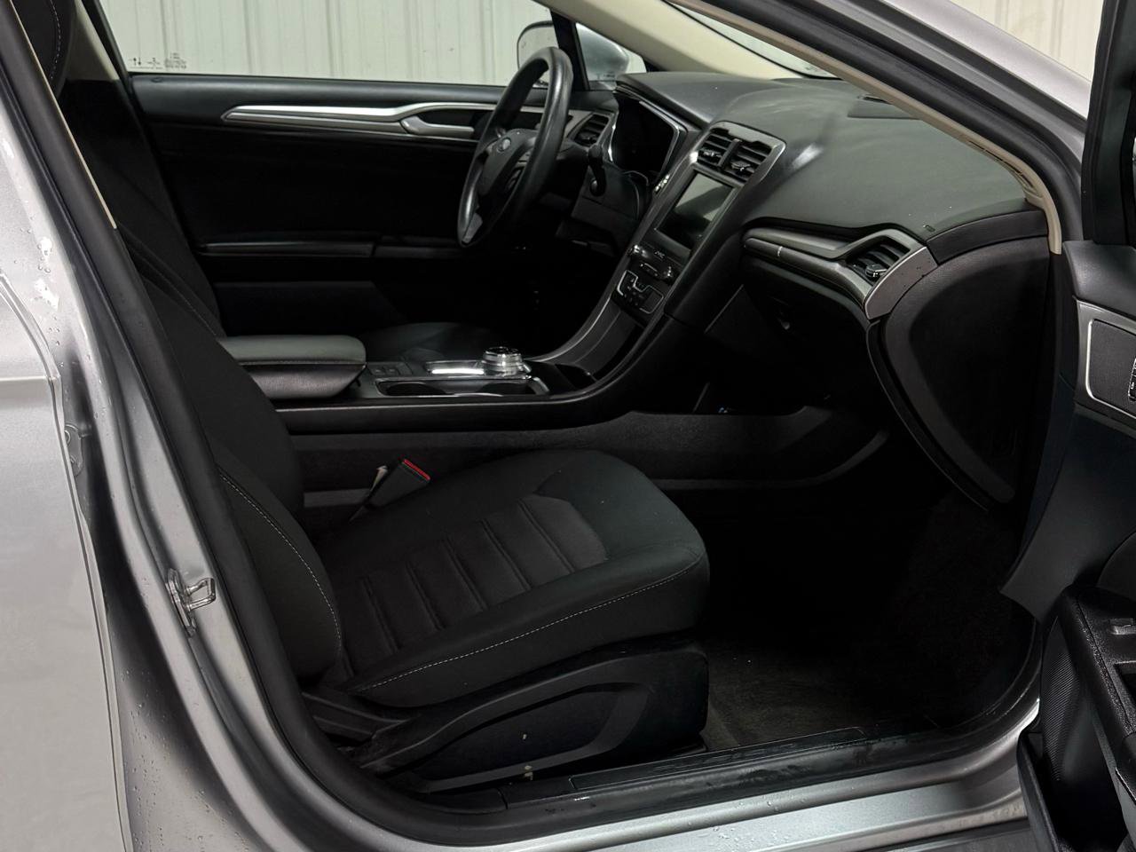 Used 2020 Ford Fusion SE image 13