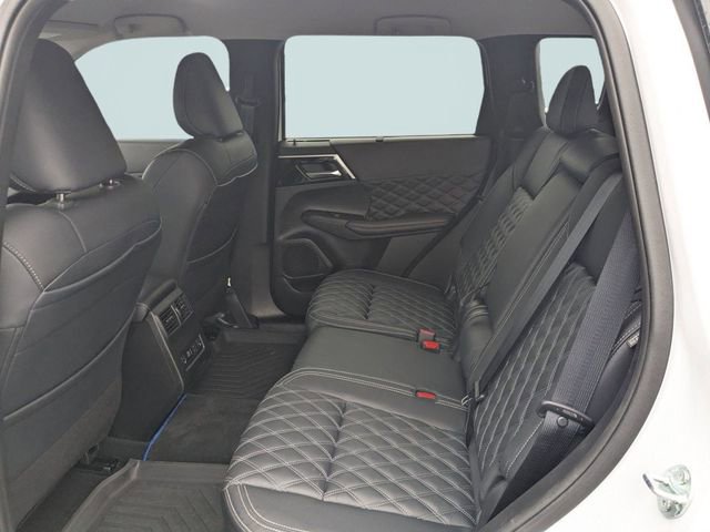 Used 2024 Mitsubishi Outlander 4WD Plug-In Hybrid image 13