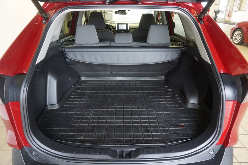 Certified 2021 Toyota RAV4 XLE w/ Convenience Package image 18