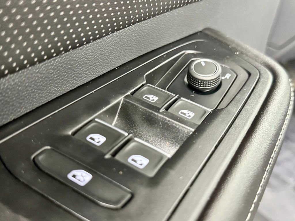 Used 2025 Volkswagen Atlas Cross Sport SE image 18