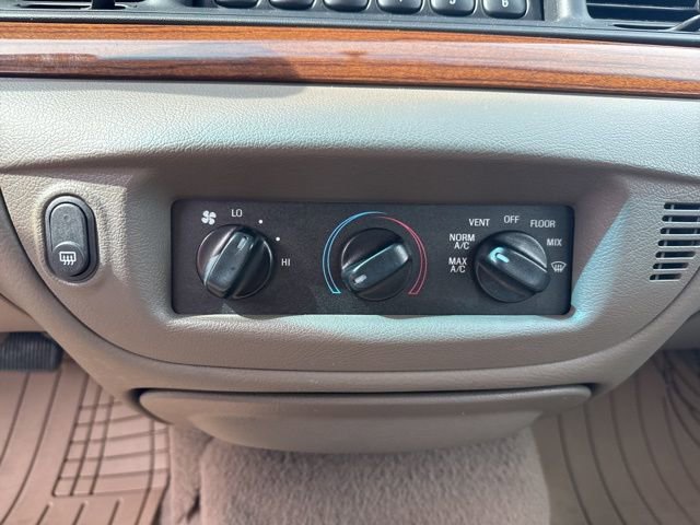 Used 2003 Ford Crown Victoria RWD image 15