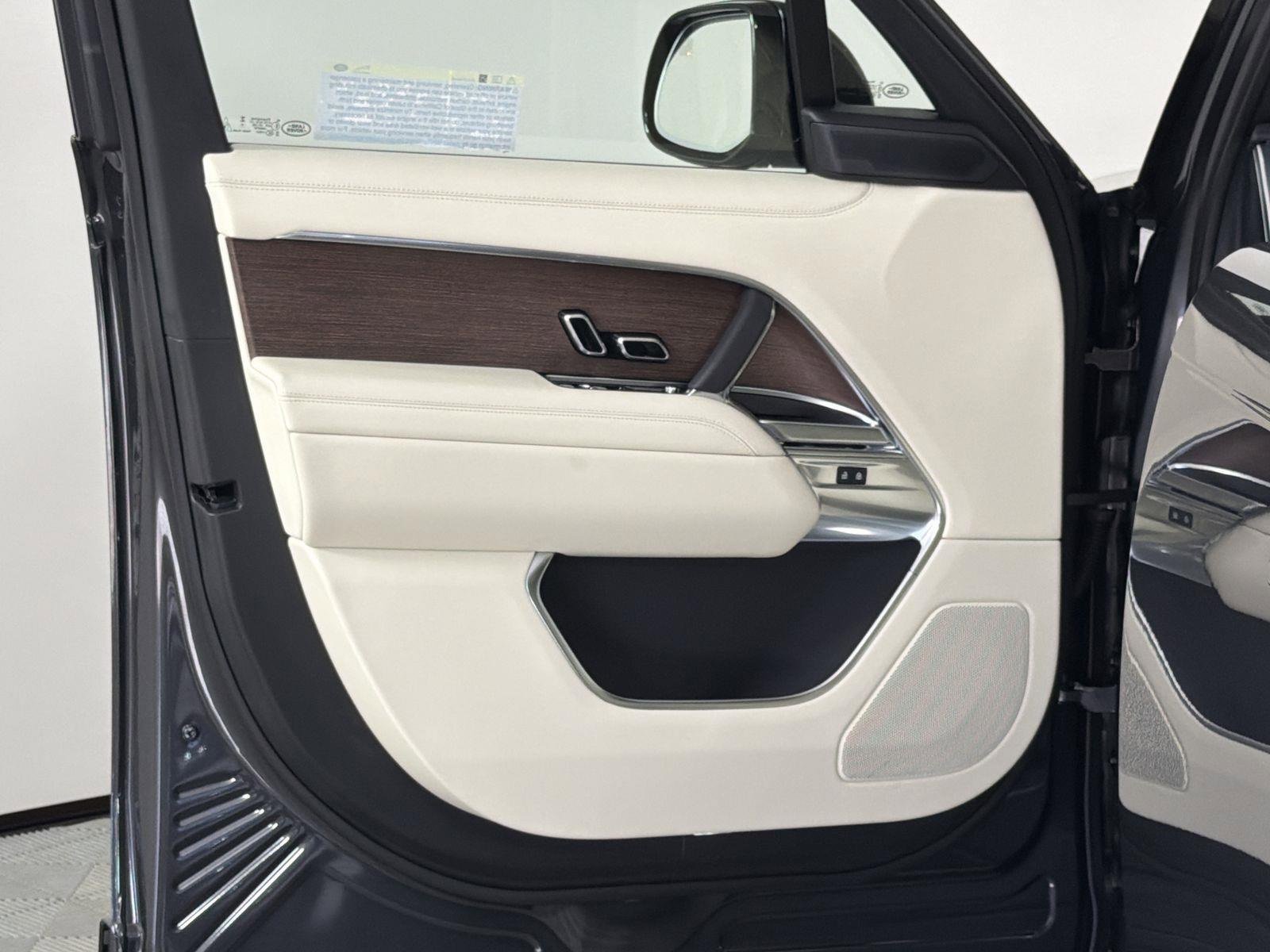 New 2025 Land Rover Range Rover SE image 21