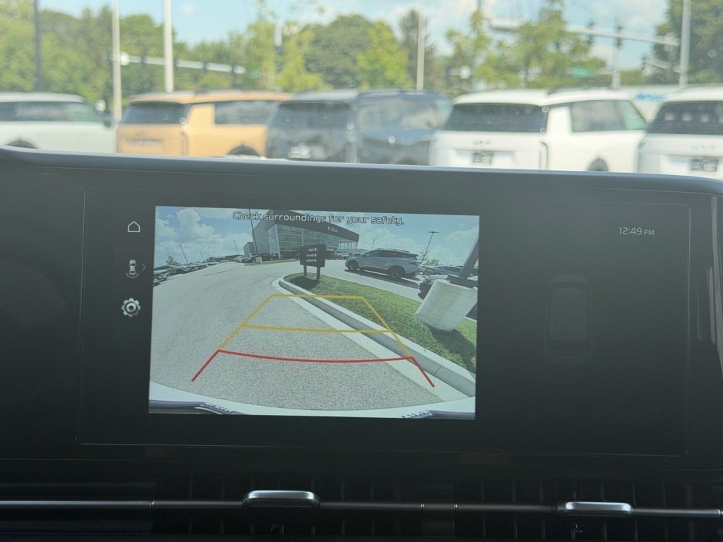 Used 2024 Kia Carnival EX FWD image 16