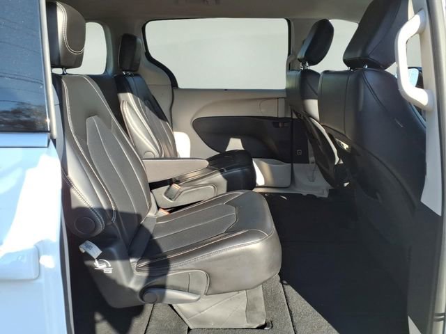 Used 2024 Chrysler Pacifica Touring-L image 16