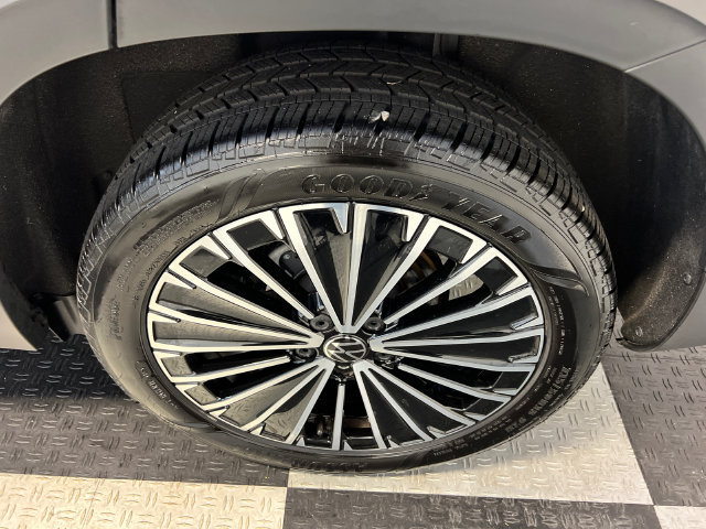 Certified 2025 Volkswagen Taos SE FWD image 15