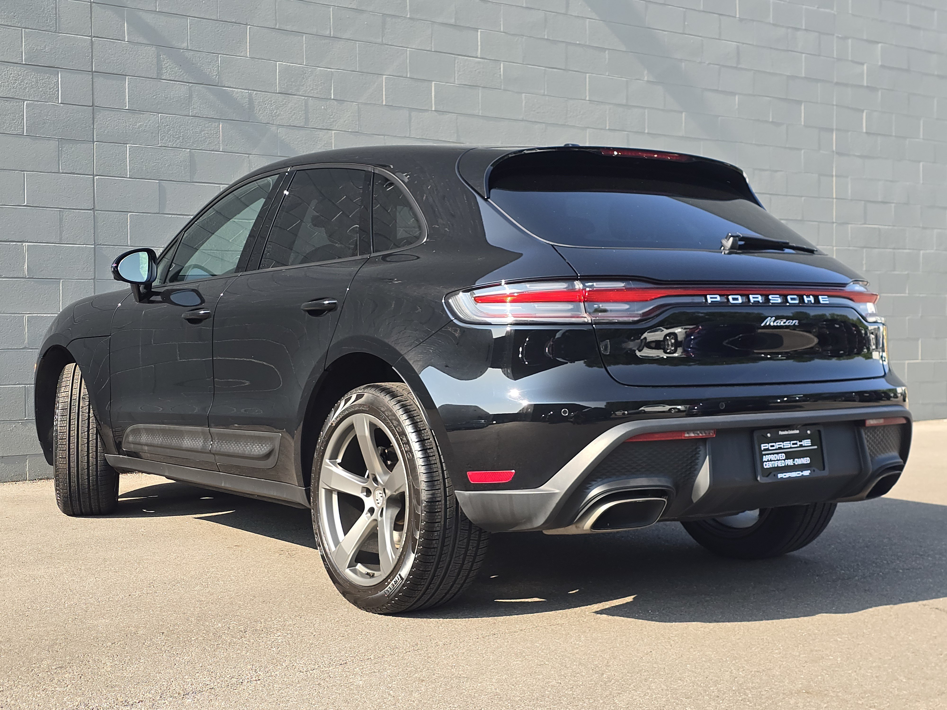 Certified 2023 Porsche Macan AWD/4WD image 3