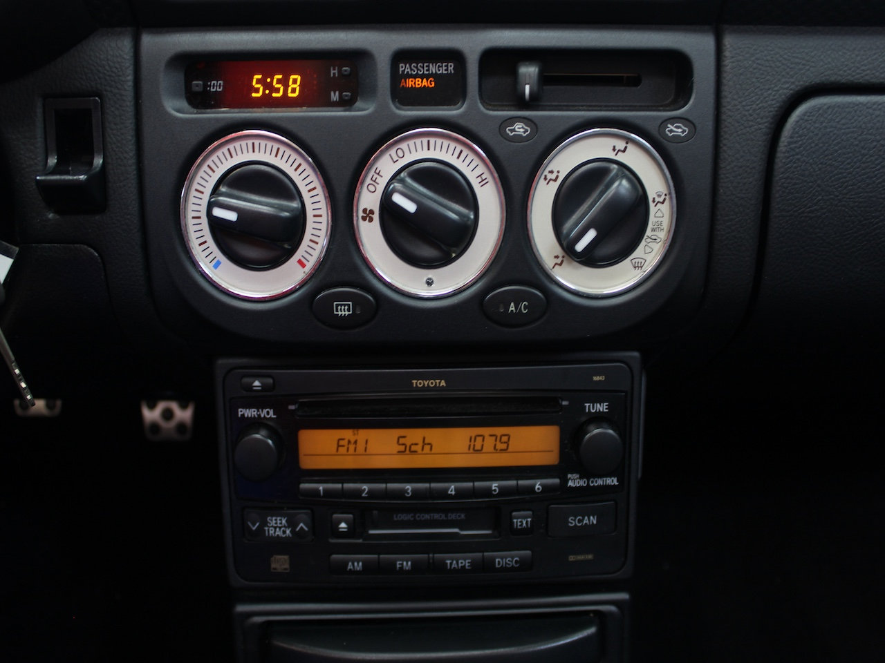 Used 2004 Toyota MR2 image 31