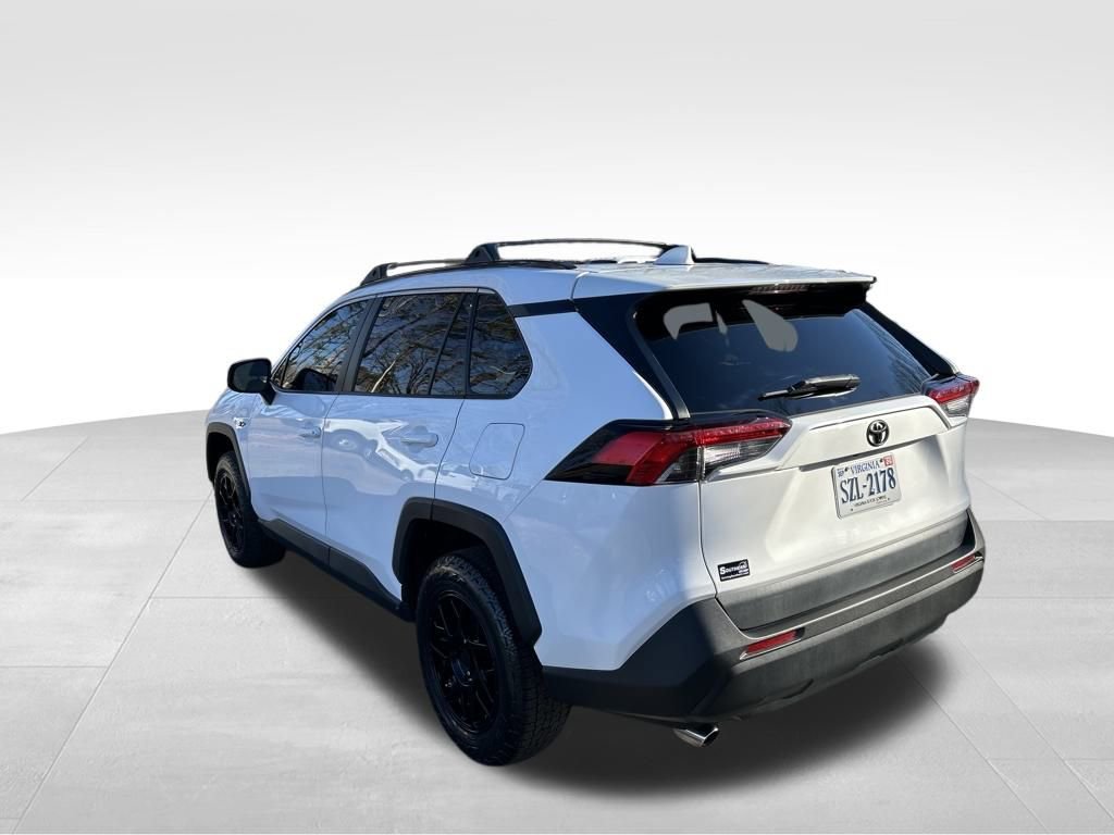 Used 2021 Toyota RAV4 LE image 3