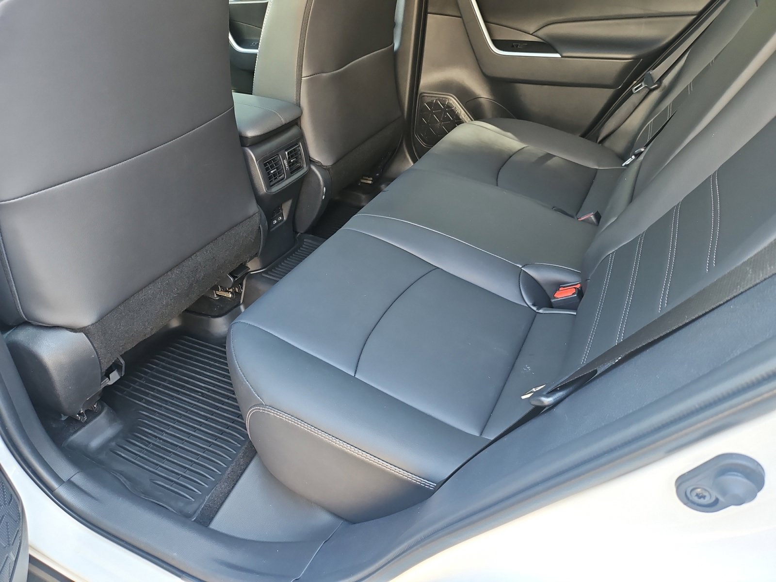 Used 2025 Toyota RAV4 XLE Premium FWD image 33