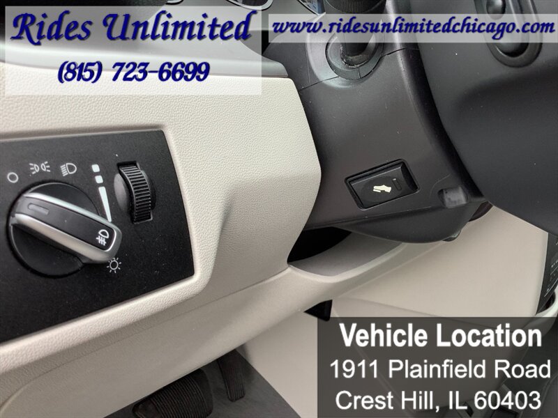 Used 2010 Volkswagen Routan SEL Premium FWD image 31