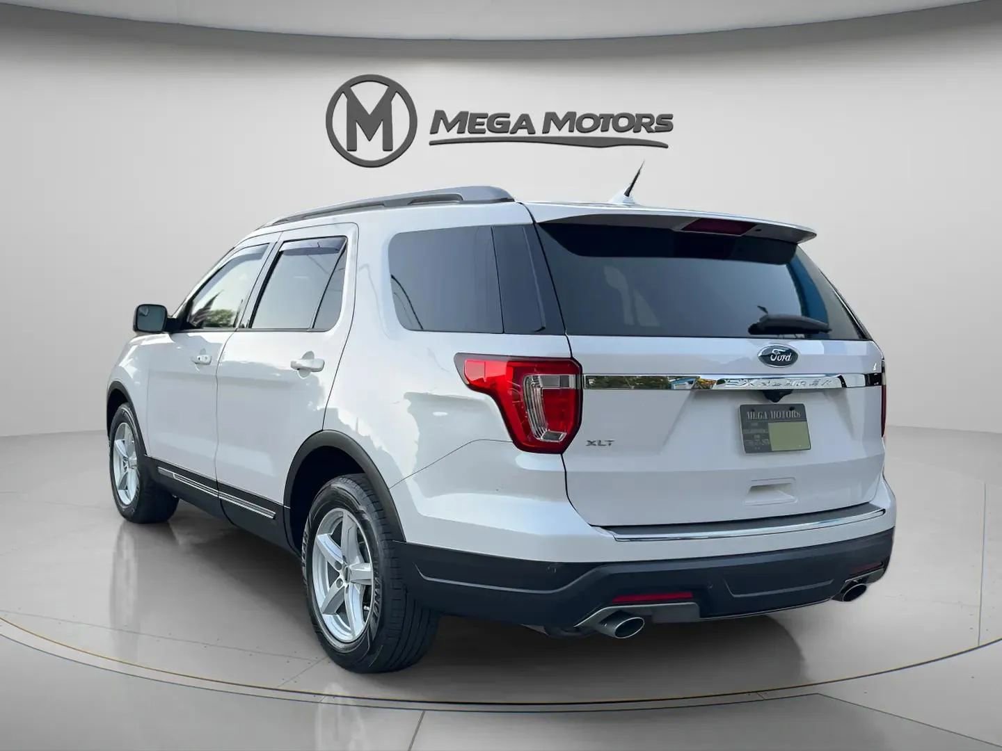 Used 2018 Ford Explorer XLT w/ Equipment Group 202A image 3