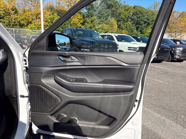 Used 2024 Jeep Grand Cherokee L Laredo AWD/4WD image 27