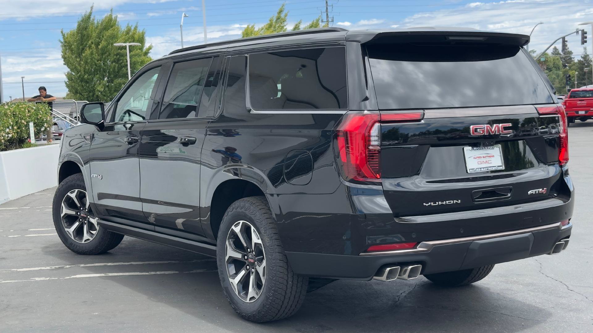 New 2026 GMC Yukon XL AT4 Ultimate w/ LPO, Illumination Package AWD/4WD image 7