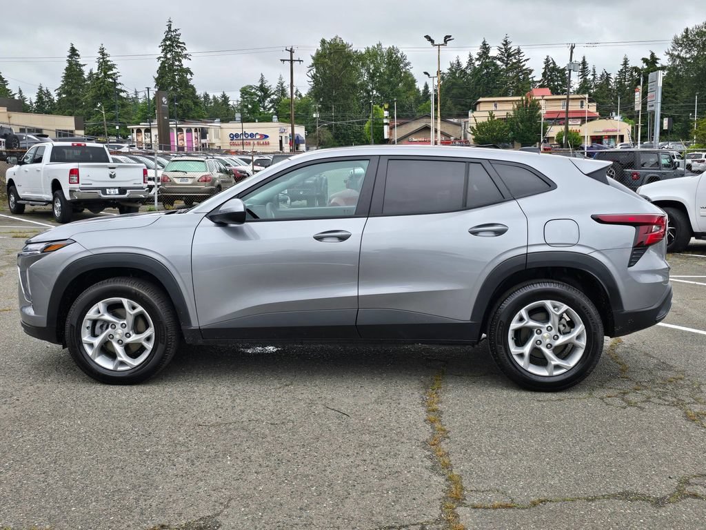 Used 2024 Chevrolet Trax LS w/ LS Convenience Package FWD image 4