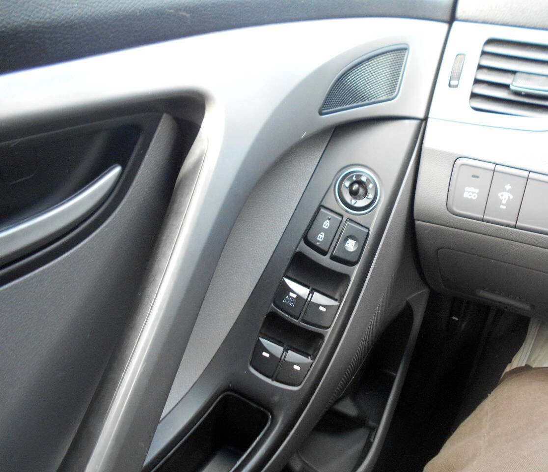 Used 2016 Hyundai Elantra SE FWD image 17