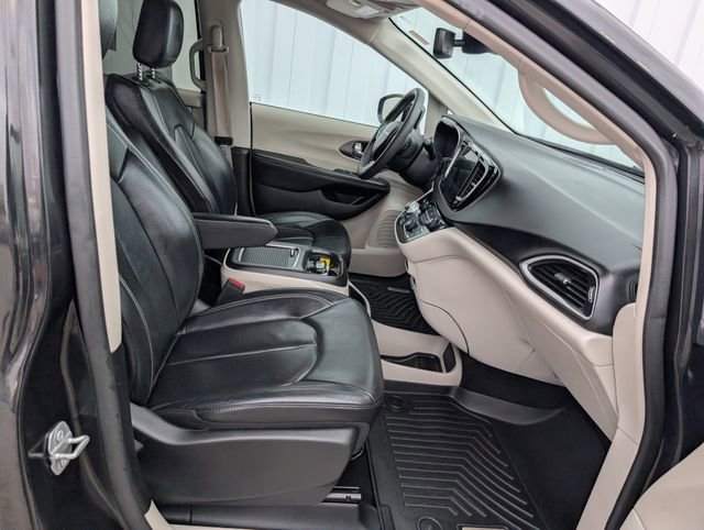 Used 2022 Chrysler Pacifica Touring-L image 27