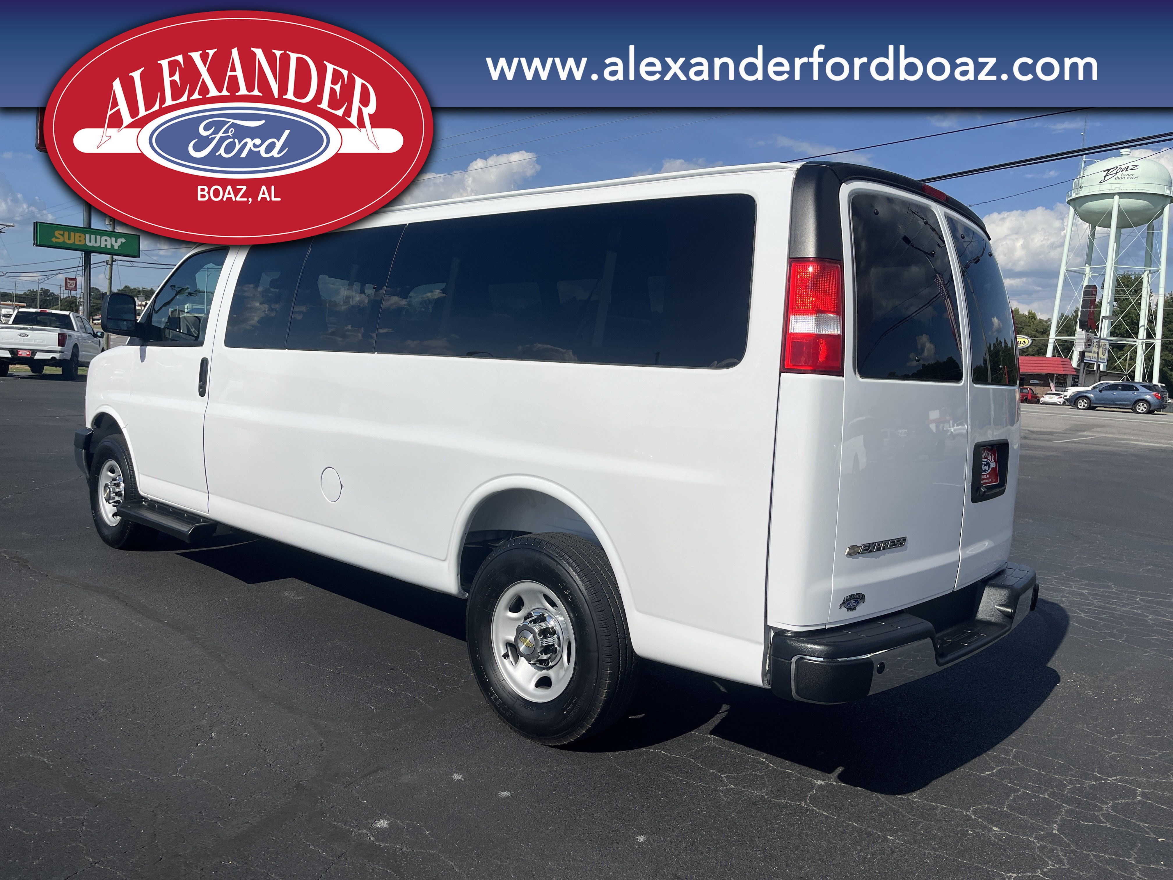 Used 2025 Chevrolet Express 3500 LT w/ LT Preferred Equipment Group RWD image 3