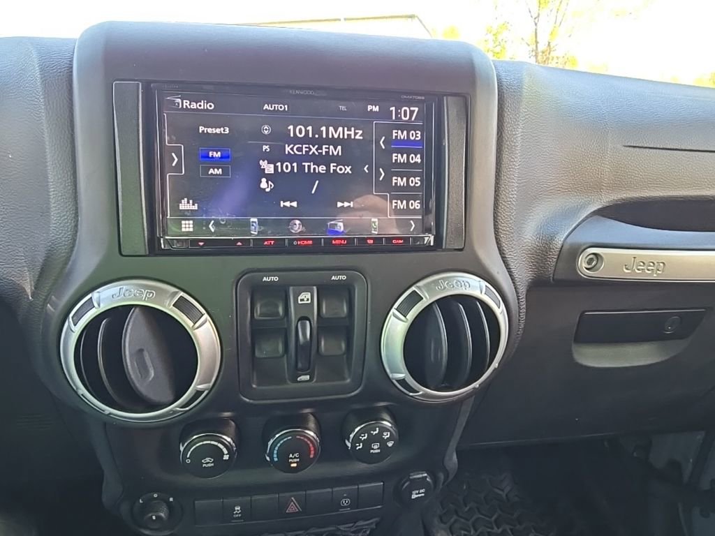Used 2015 Jeep Wrangler Unlimited Rubicon w/ Connectivity Group image 22