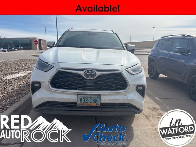 Used 2022 Toyota Highlander XLE image 2
