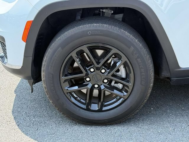 Used 2024 Jeep Grand Cherokee L Laredo AWD/4WD image 8