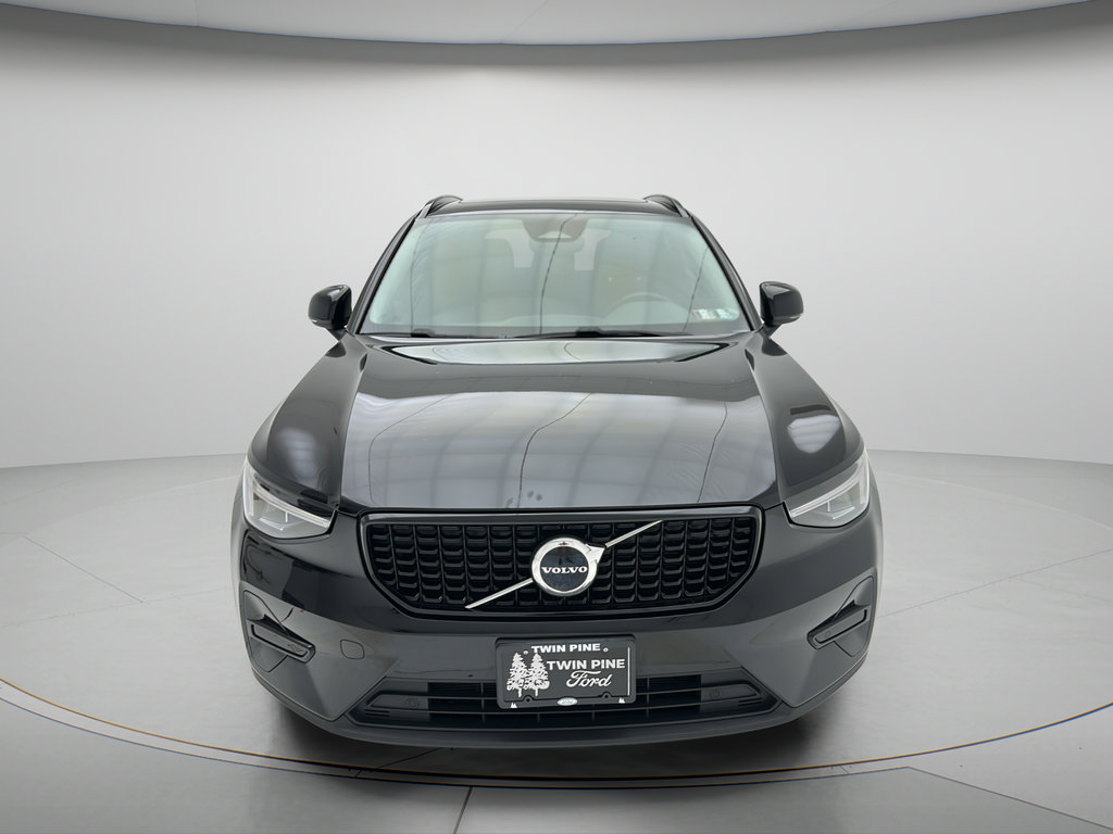 Used 2024 Volvo XC40 B5 Core AWD/4WD image 2