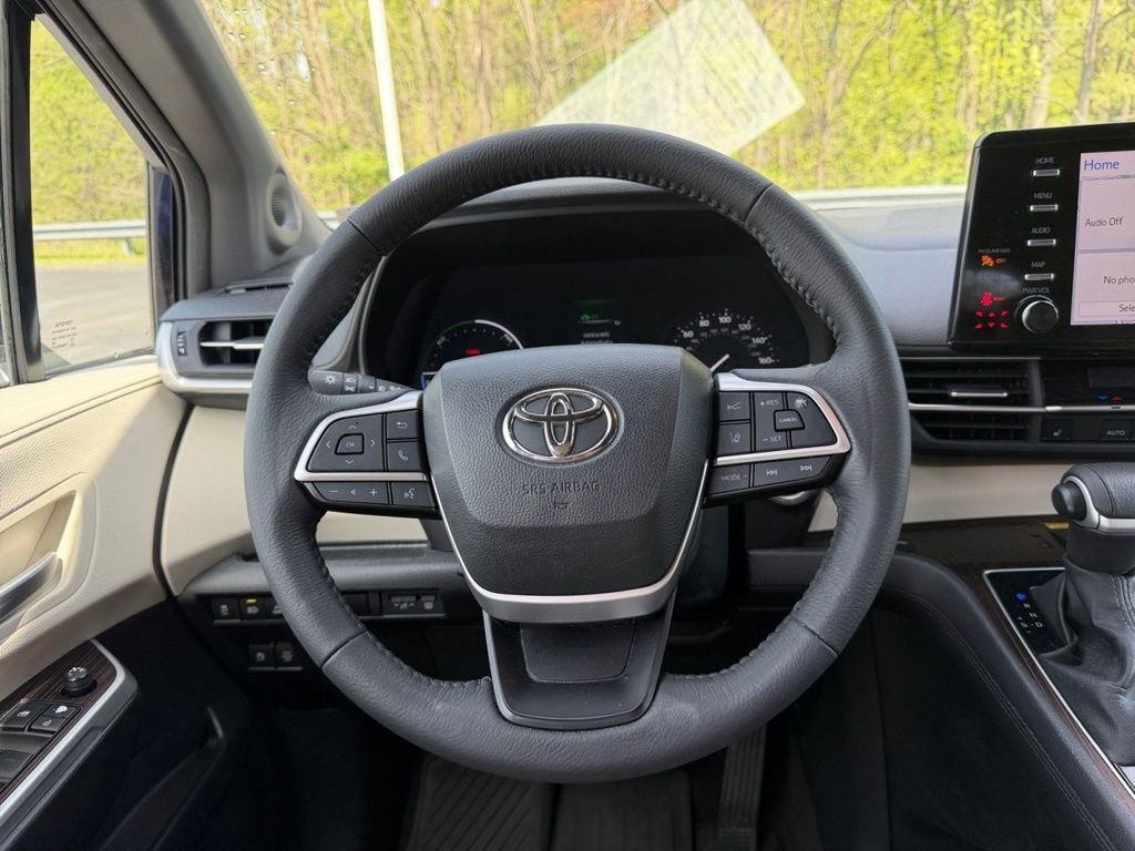Used 2023 Toyota Sienna XLE w/ XLE Plus Package FWD image 13