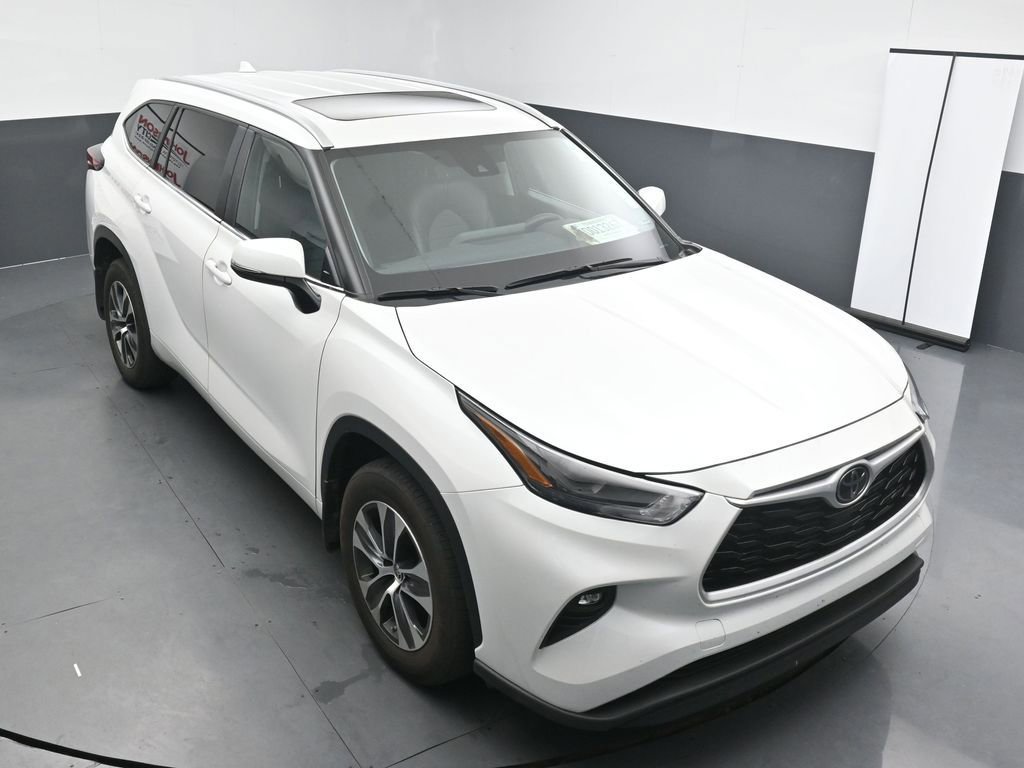 Used 2024 Toyota Highlander XLE AWD/4WD image 10