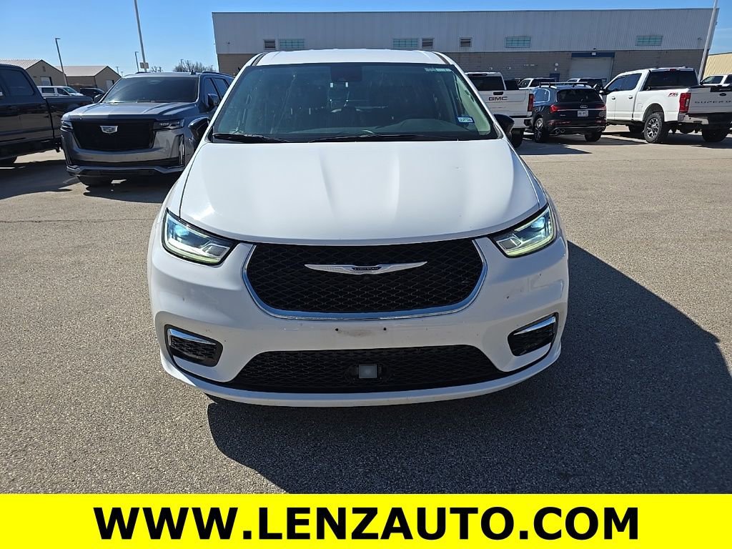 Used 2024 Chrysler Pacifica Touring-L image 2