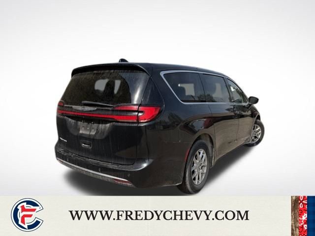 Used 2023 Chrysler Pacifica Touring-L image 5
