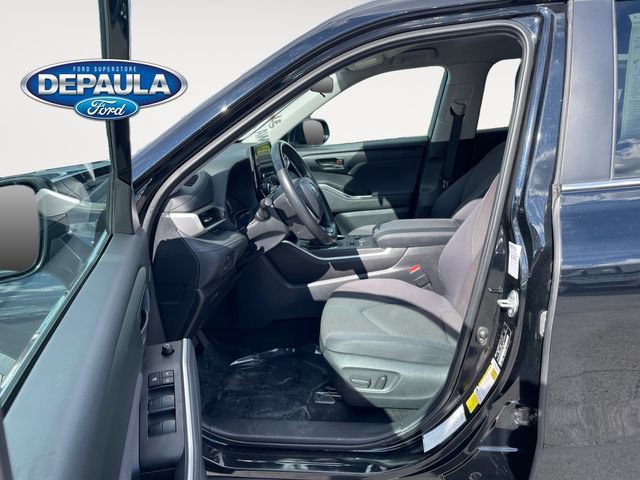 Used 2024 Toyota Highlander LE AWD/4WD image 11