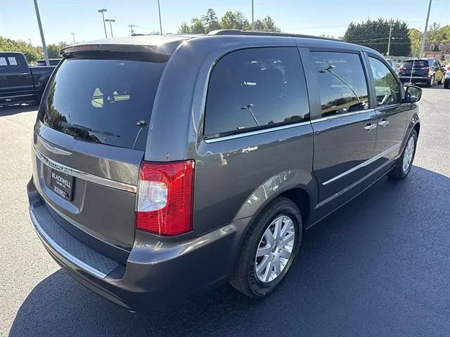 Used 2016 Chrysler Town & Country Touring w/ Driver Convenience Group FWD image 6