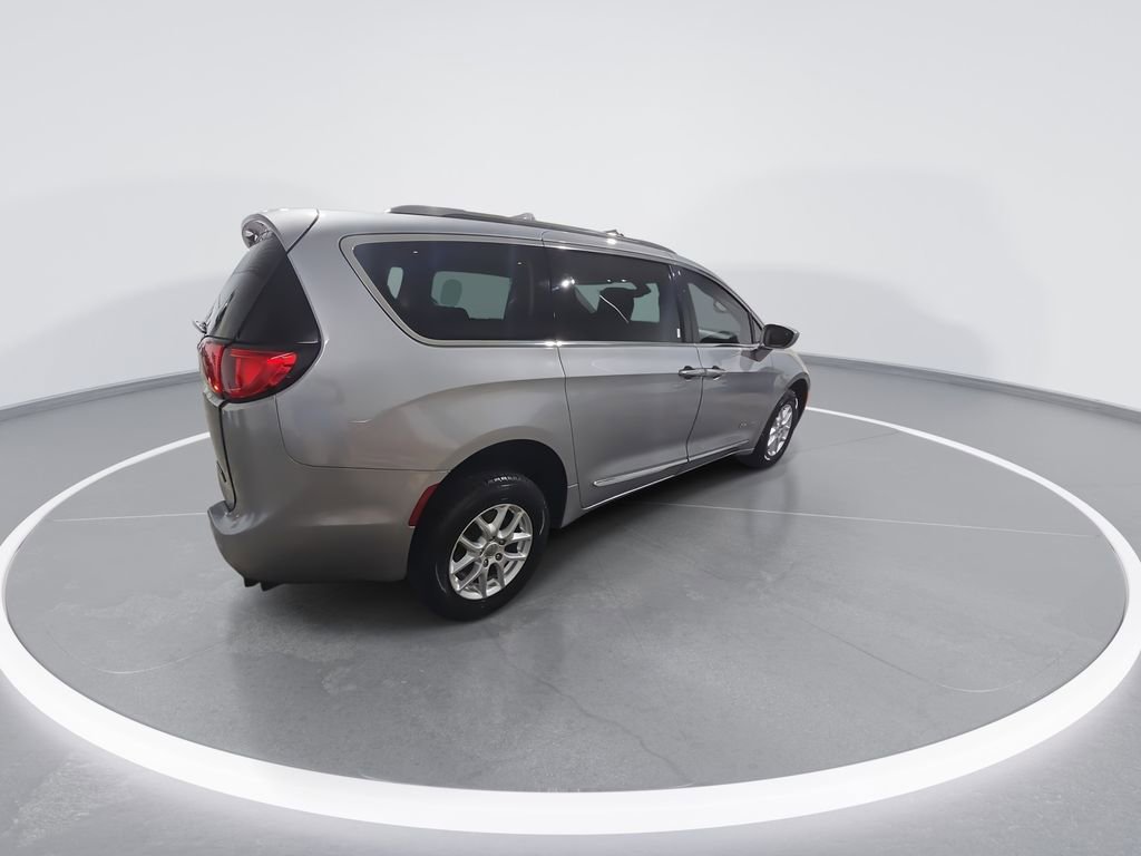 Used 2020 Chrysler Pacifica Touring-L FWD image 8