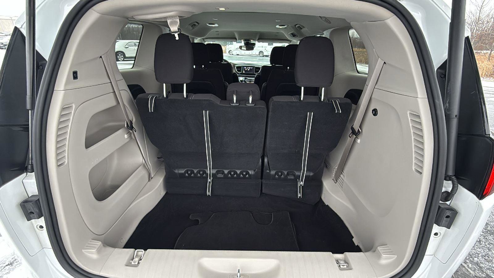 Used 2023 Chrysler Voyager LX image 21