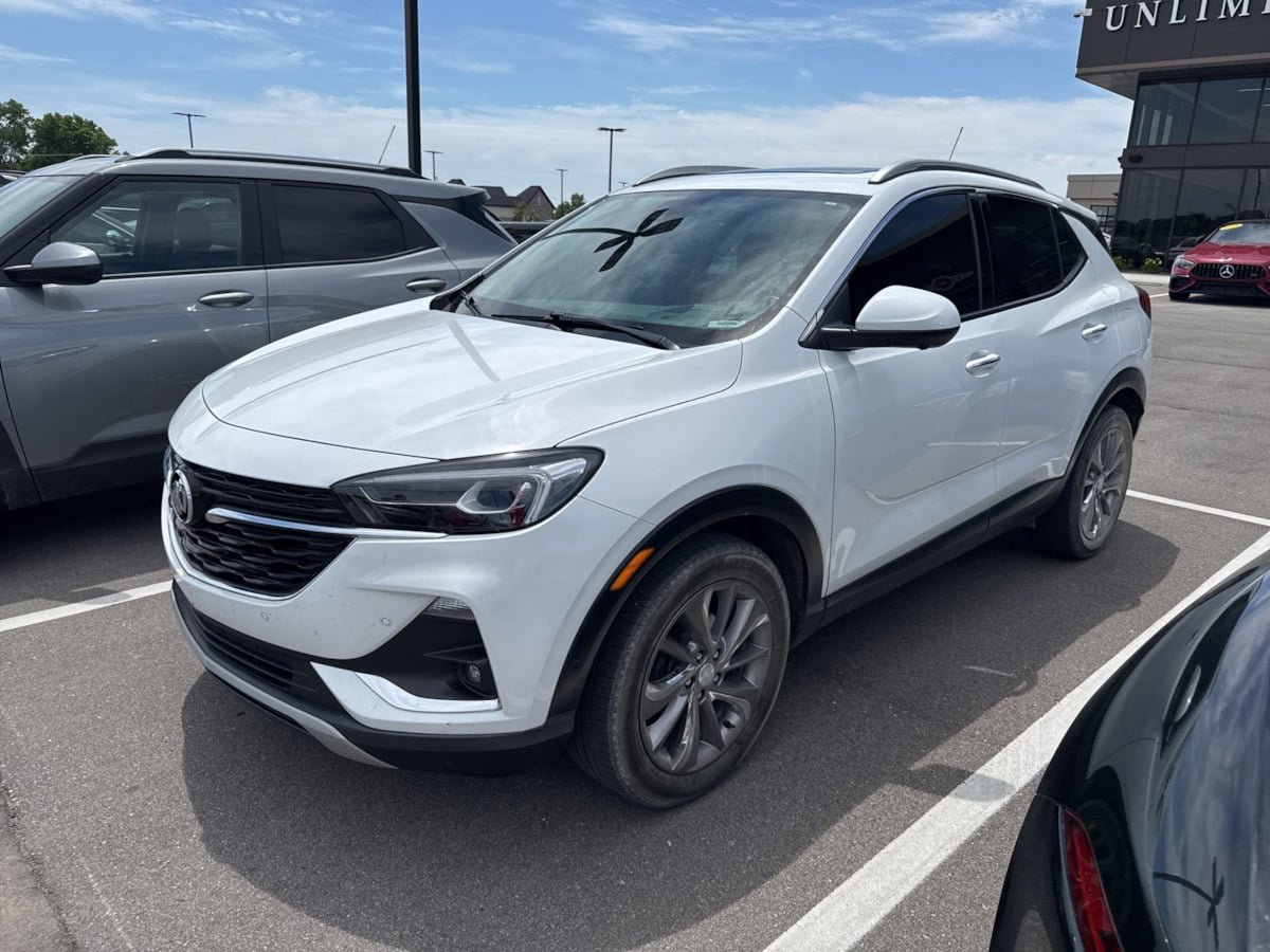 Used 2020 Buick Encore GX Essence w/ Experience Buick Package FWD image 2